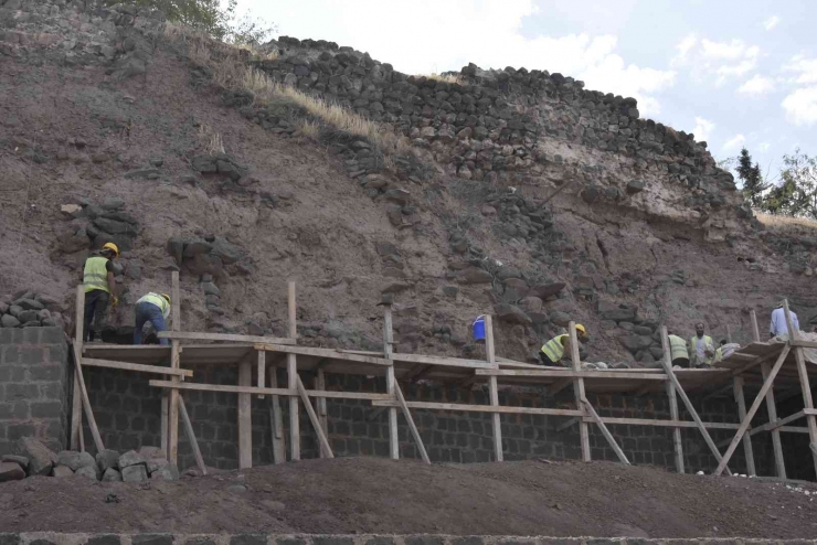 Başkan Çakmak Siverek Kalesinde İncelemelerde Bulundu