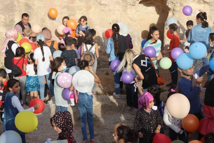 Türk Ve Mülteci Çocuklar Barış İçin Gökyüzüne Balon Bıraktı