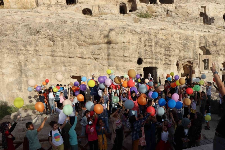 Türk Ve Mülteci Çocuklar Barış İçin Gökyüzüne Balon Bıraktı