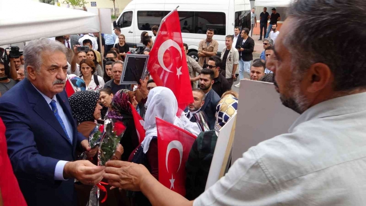 Ak Parti Genel Başkan Yardımcısı Yazıcı Evlat Nöbetindeki Ailelerle Bir Araya Geldi