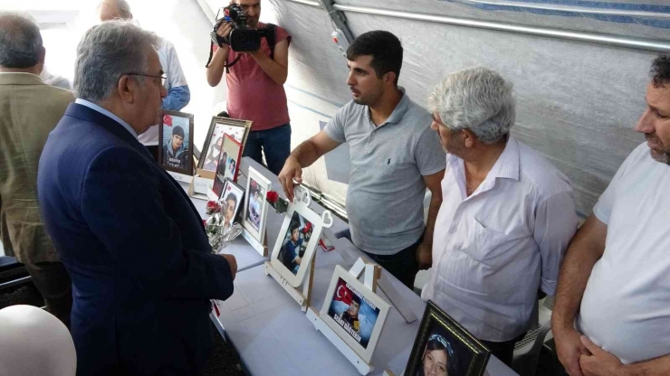 Ak Parti Genel Başkan Yardımcısı Yazıcı Evlat Nöbetindeki Ailelerle Bir Araya Geldi