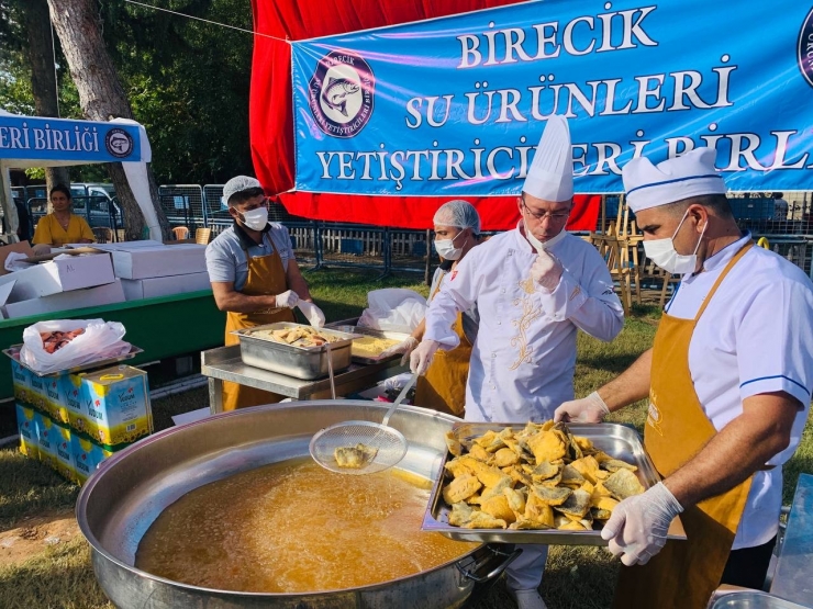 Kelaynak Ve Balcan Festivalinde 3 Bin Kişiye Balık Ekmek İkram Edildi