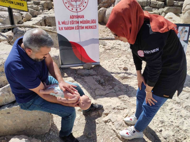 Nemrut Dağı Zirvesinde Turistlere İlk Yardım Eğitimi Verildi