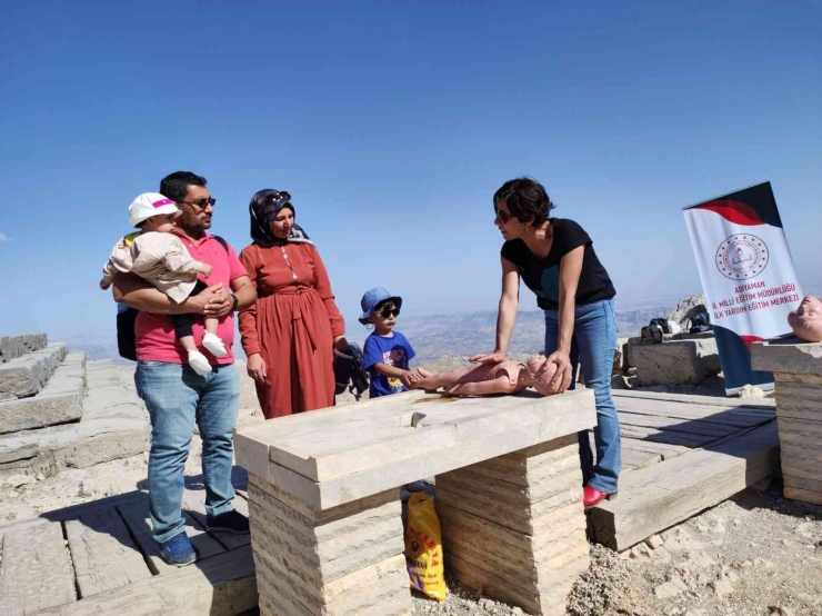 Nemrut Dağı Zirvesinde Turistlere İlk Yardım Eğitimi Verildi