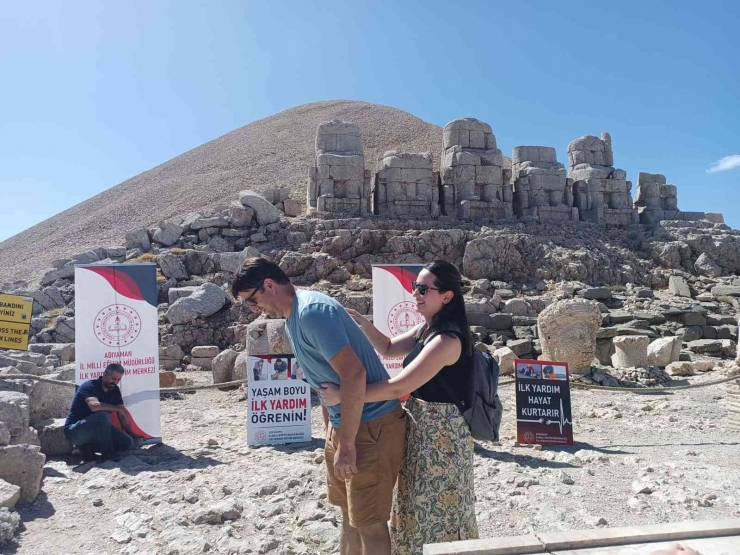 Nemrut Dağı Zirvesinde Turistlere İlk Yardım Eğitimi Verildi