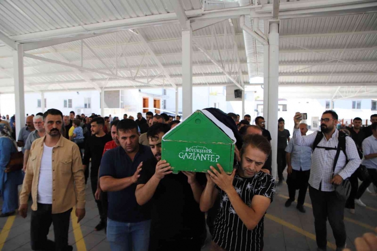 Cesedi Derin Dondurucuda Saklanan Çocuğu Üşümesin Diye Hırkasını Tabutuna Sardı