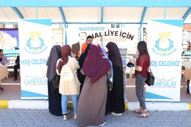 Üniversite Öğrencilerinden Haliliye Standına Yoğun İlgi