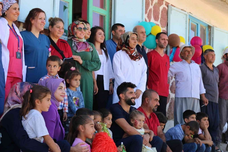 Ergani’de Sağlık Çalışanlarından Çocuklara Hediye