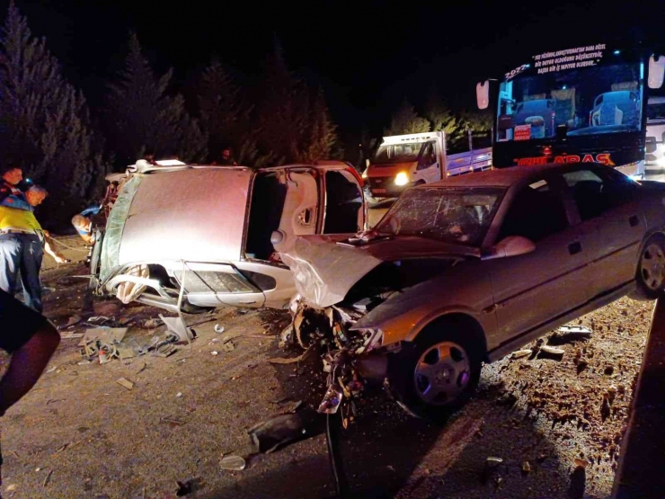 Adıyaman’da 2 Araç Kafa Kafaya Çarpıştı: 1’i Ağır 5 Yaralı