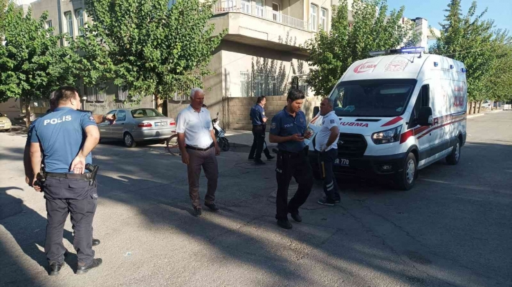 Otomobilin Çarpıp Kaçtığı Ambulanstaki Doktor Yaralandı