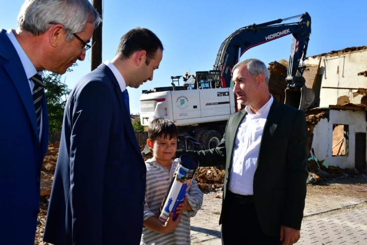 Yeşilyurt’ta Metruk Evlerin Yıkımına Ağırlık