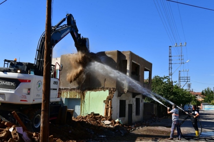 Yeşilyurt’ta Metruk Evlerin Yıkımına Ağırlık