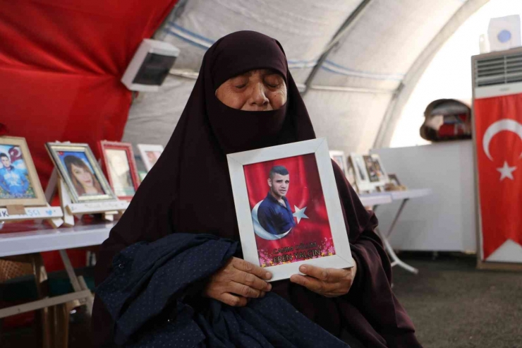 Kemoterapi Tedavisini Bırakan Anne 4 Yıldır Oğlu İçin Evlat Nöbetinde