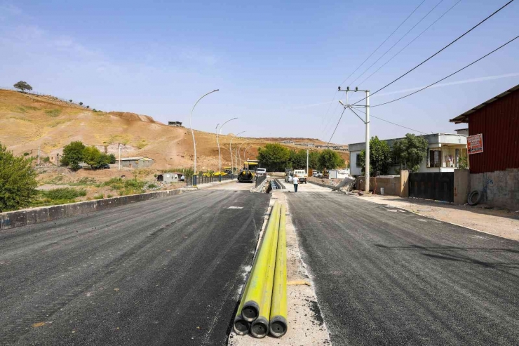 Diyarbakır Büyükşehir Belediyesinin Yol İyileştirme Çalışmaları Devam Ediyor