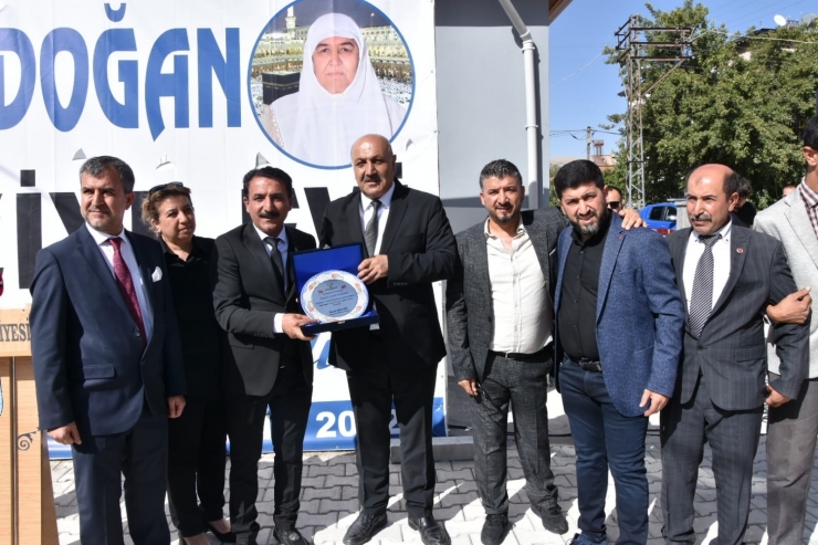 Sanatçı Latif Doğan’dan Annesi Adına Taziye Evi