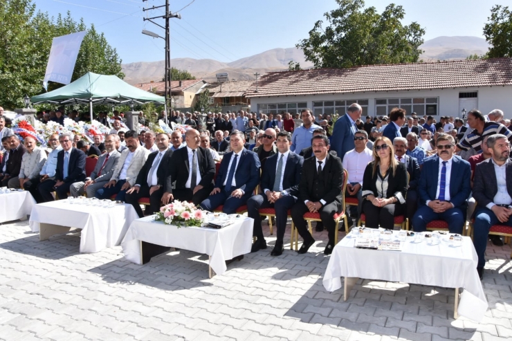 Sanatçı Latif Doğan’dan Annesi Adına Taziye Evi