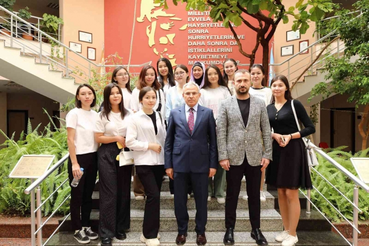 Kazakistanlı Öğrenciler Gaün’de