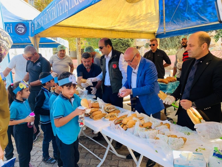 Birecik’te Bin Öğrenciye Balık Ekmek