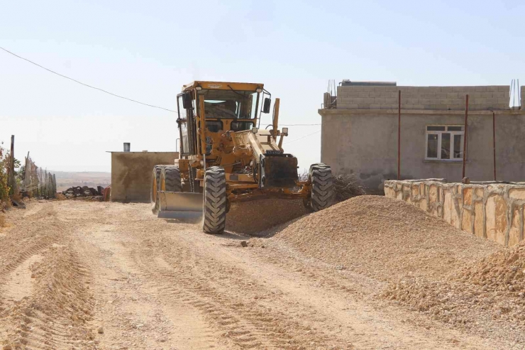 Karaköprü Kırsalında Üstyapı Çalışmaları Sürüyor