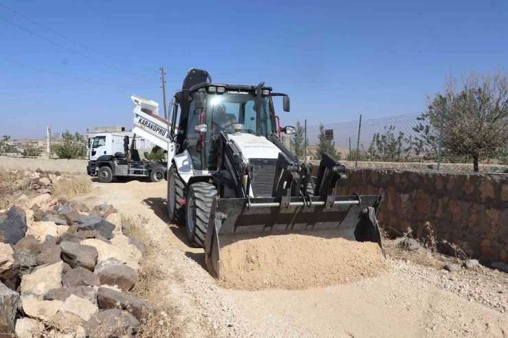 Karaköprü Kırsalında Üstyapı Çalışmaları Sürüyor