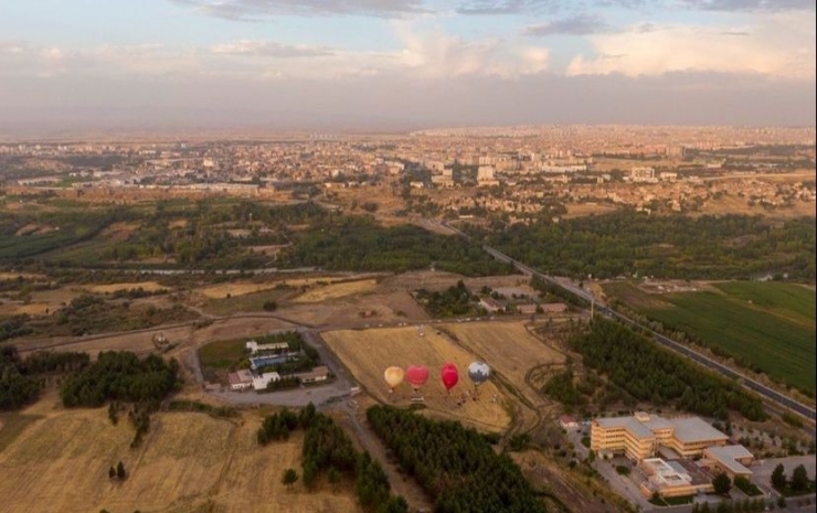 Balonlar Halatlara Bağlı Askıda Kaldı, Gelenler Sadece Fotoğraf Çekmekle Yetindi