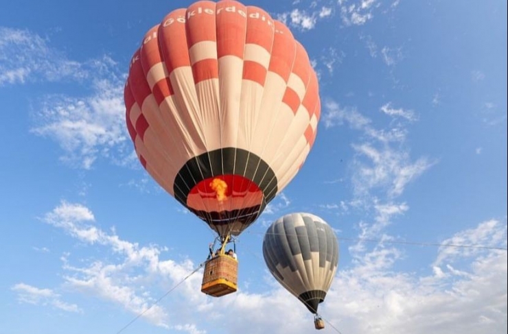 Balonlar Halatlara Bağlı Askıda Kaldı, Gelenler Sadece Fotoğraf Çekmekle Yetindi