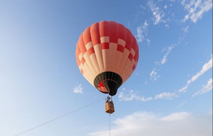 Balonlar Halatlara Bağlı Askıda Kaldı, Gelenler Sadece Fotoğraf Çekmekle Yetindi