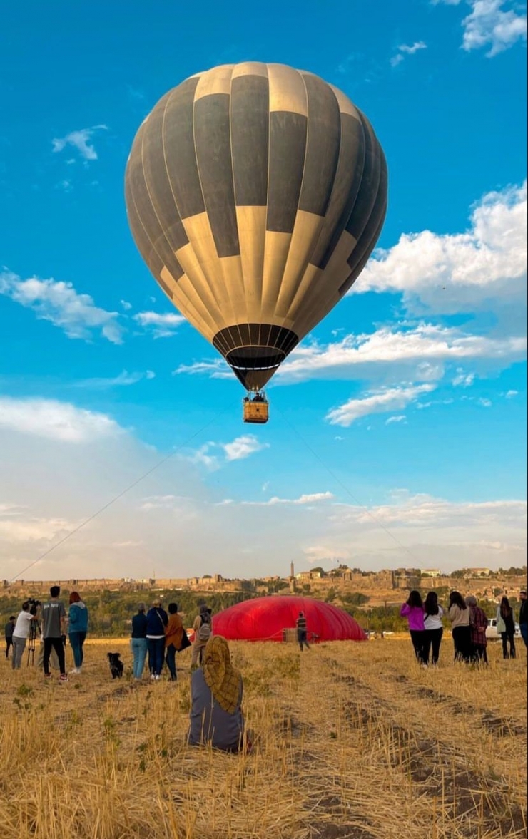 Balonlar Halatlara Bağlı Askıda Kaldı, Gelenler Sadece Fotoğraf Çekmekle Yetindi