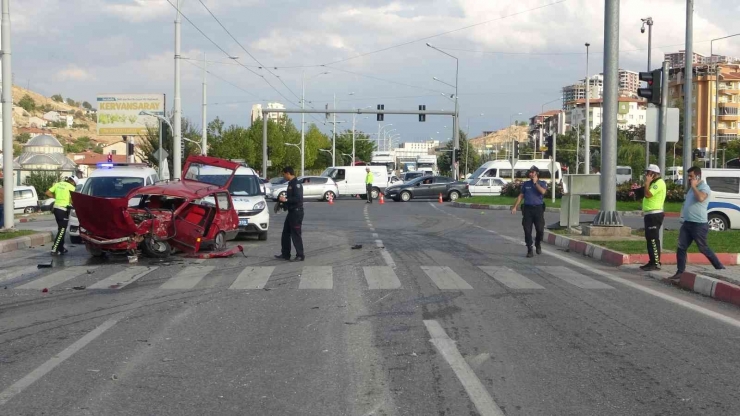 Otomobille Çarpışan Cip 40 Metre Sürüklendi: 3 Yaralı