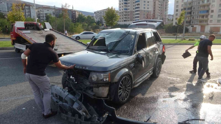 Otomobille Çarpışan Cip 40 Metre Sürüklendi: 3 Yaralı