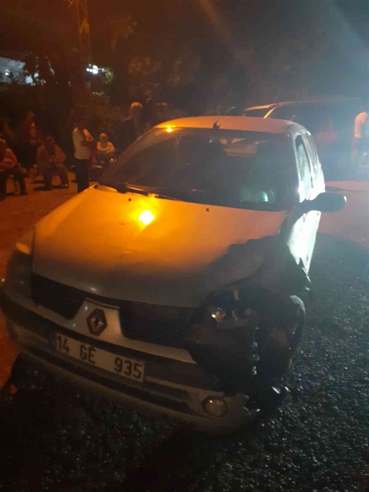 İki Otomobilin Çarpıştığı Kazada 3 Kişi Yaralandı