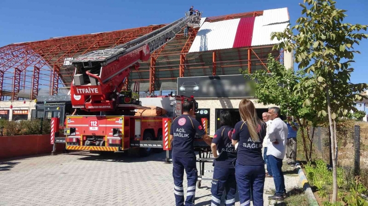 Halı Saha Çatısında Elektrik Akımına Kapılan İşçi Hayatını Kaybetti