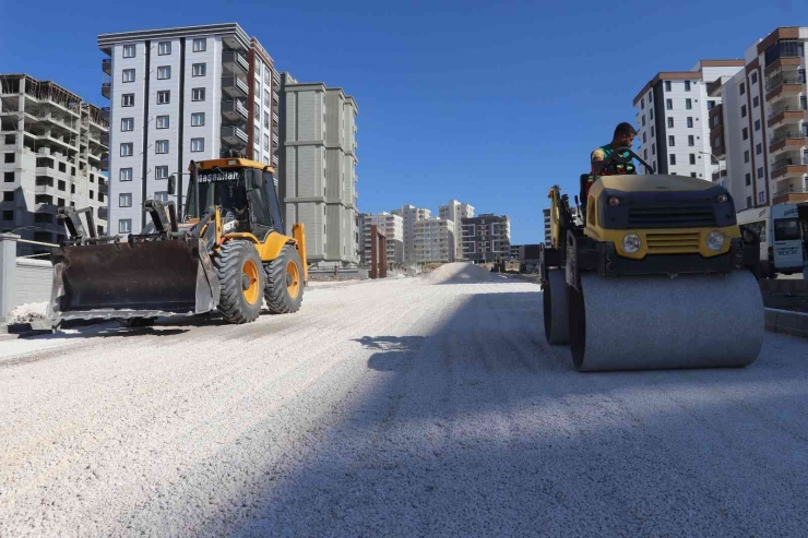 Doğukent’te Yeni Yollar Kilitli Parkeyle Döşeniyor