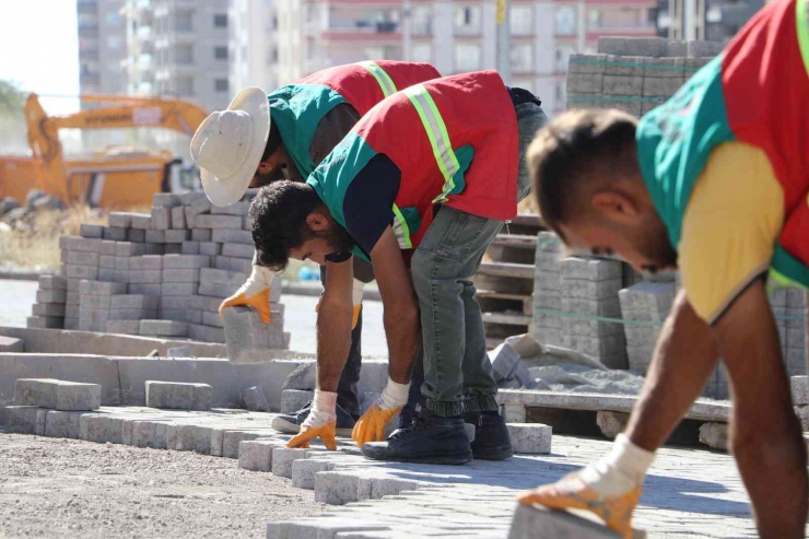 Doğukent’te Yeni Yollar Kilitli Parkeyle Döşeniyor