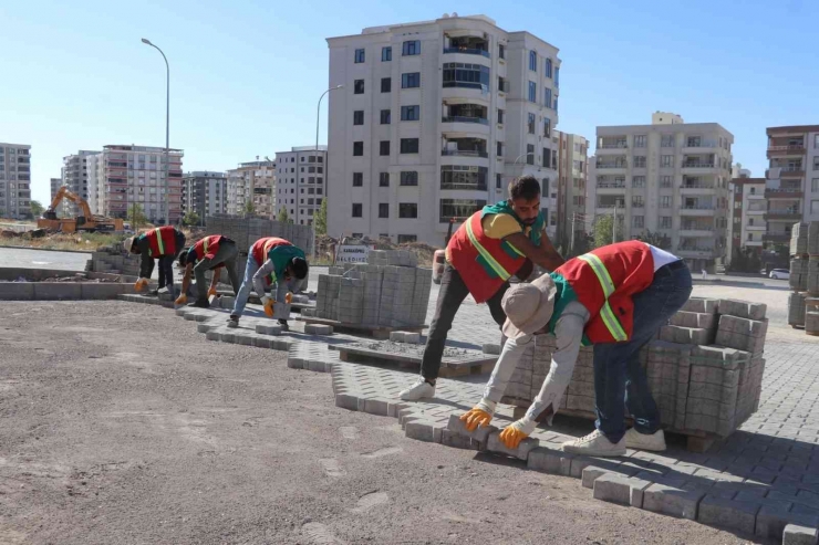 Doğukent’te Yeni Yollar Kilitli Parkeyle Döşeniyor