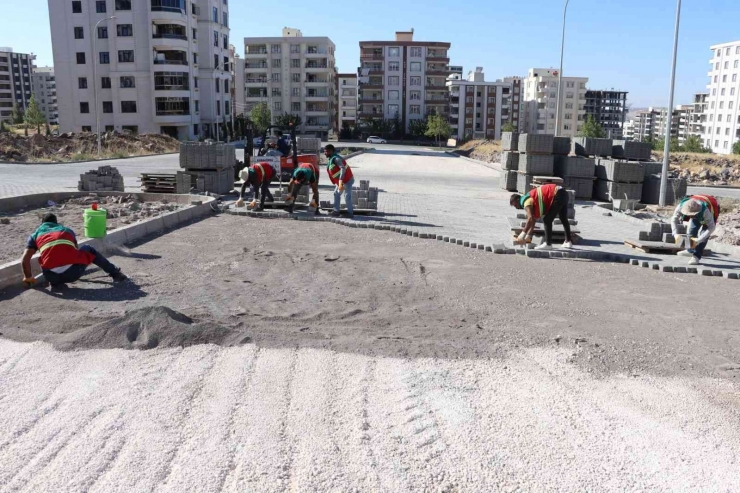 Doğukent’te Yeni Yollar Kilitli Parkeyle Döşeniyor