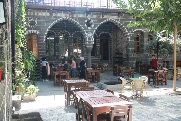 Diyarbakır’da 150 Yıllık Metruk Konağa Kadın Eli Değdi