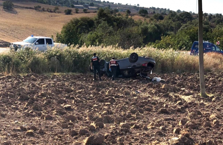 Otomobil Şarampole Devrildi: 1 Ölü, 1 Yaralı