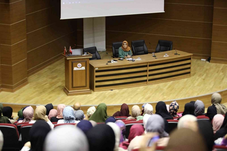 Gaün’de Kadının Gelişim Süreci Ve Kimlik Konferansı