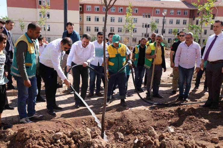 Karaköprü’de Yeni Parklar Ağaçlandırılıyor