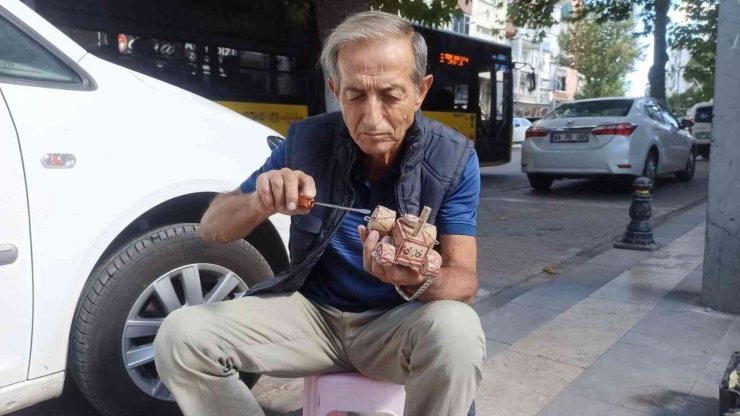 Atıl Durumdaki Ahşaplardan Oyuncak Yapıyor