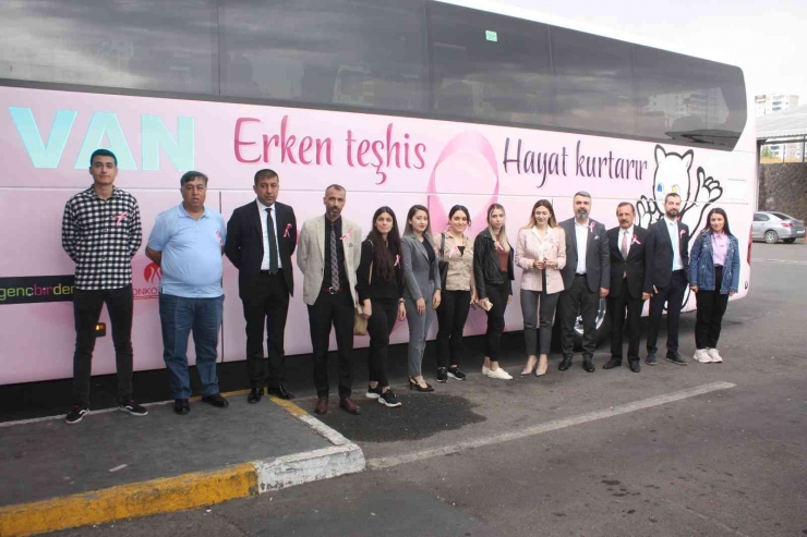 Meme Kanserinde Farkındalık İçin ’pembe’ Otobüs