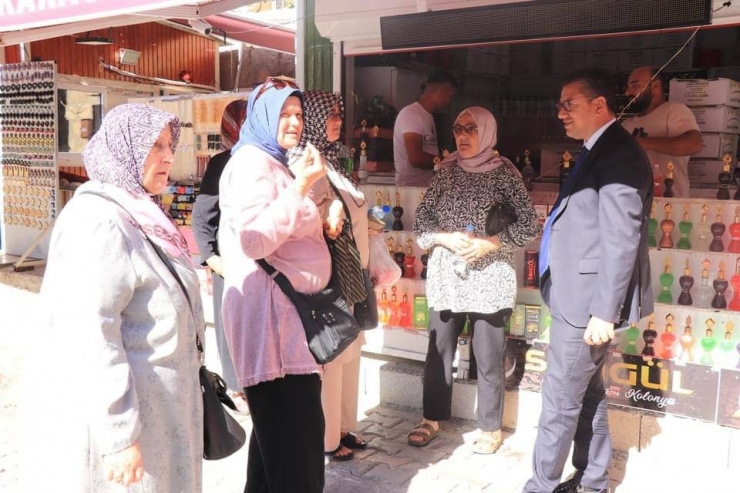 Yolda Gördüğü Turistleri Durdurup İlçeyi Sordu