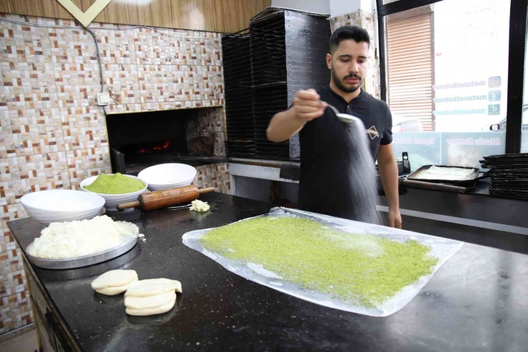 Antep Fıstığı Ve Kaymağın Buluştuğu Lezzet: Katmer