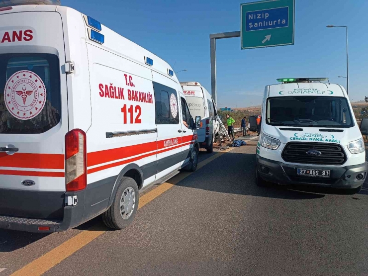 İşçi Servisi Bariyerlere Saplandı: 1 Ölü, 5 Yaralı