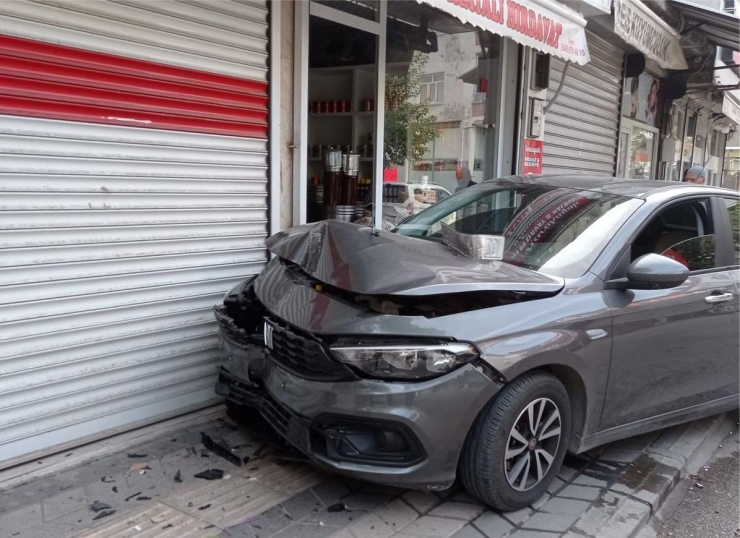 Üzerine Elektrik Direği Düşen Kadın Ağır Yaralandı