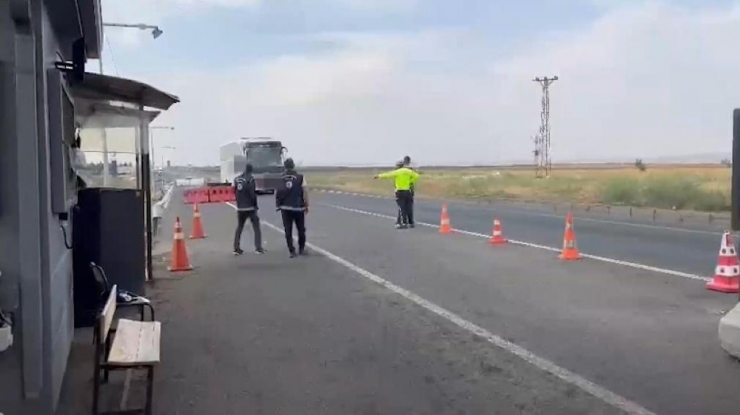 Diyarbakır’da Kaçak Göçmenlerin Sevkini Sağlayan 17 Kişi Tutuklandı