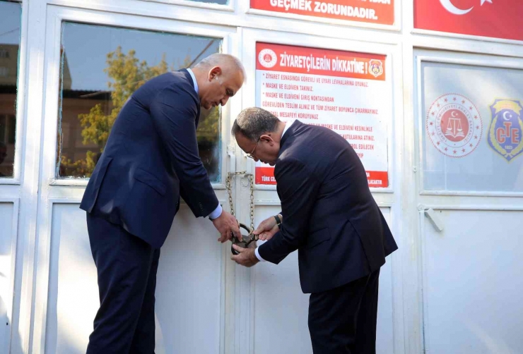 Adalet Bakanı Bozdağ, Diyarbakır Cezaevi’ne Kilit Vurdu