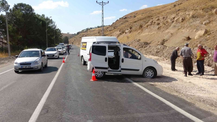 Minibüs İle Hafif Ticari Araç Çarpıştı: 2 Yaralı