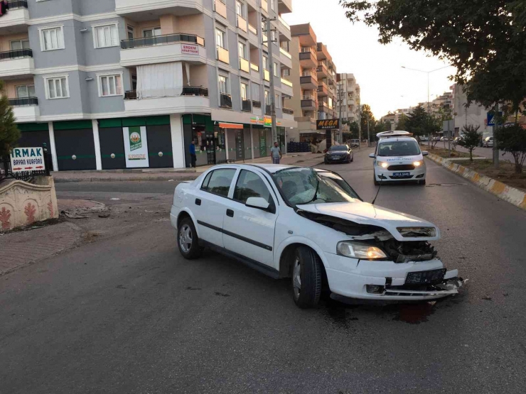 Park Duvarına Çarpan Otomobilin Sürücüsü Yaralandı